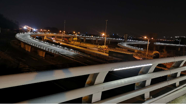 百視特照明LED護(hù)欄燈在城市道路立交橋照明的優(yōu)勢(shì)